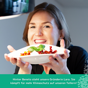 Hinter Beneto steht die Gründerin Lara Schuhwerk, ,die für mehr Klimaschutz auf unseren Tellern kämpft. Sie lächelt hinter einem vollen Pastateller in die Kamera.